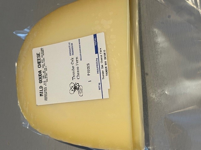 #BurgersUpOnt #OntAg Ok, I think I can win this: local burgers from OFA members @JohnsonOakFarms , gouda from @ThunderOakCheeseFarm, homemade bun with flour milled at arvaflourmill.com, homemade pickles made from Ontario Cucumbers, BBQ sauce and a big dollop of horseradish!