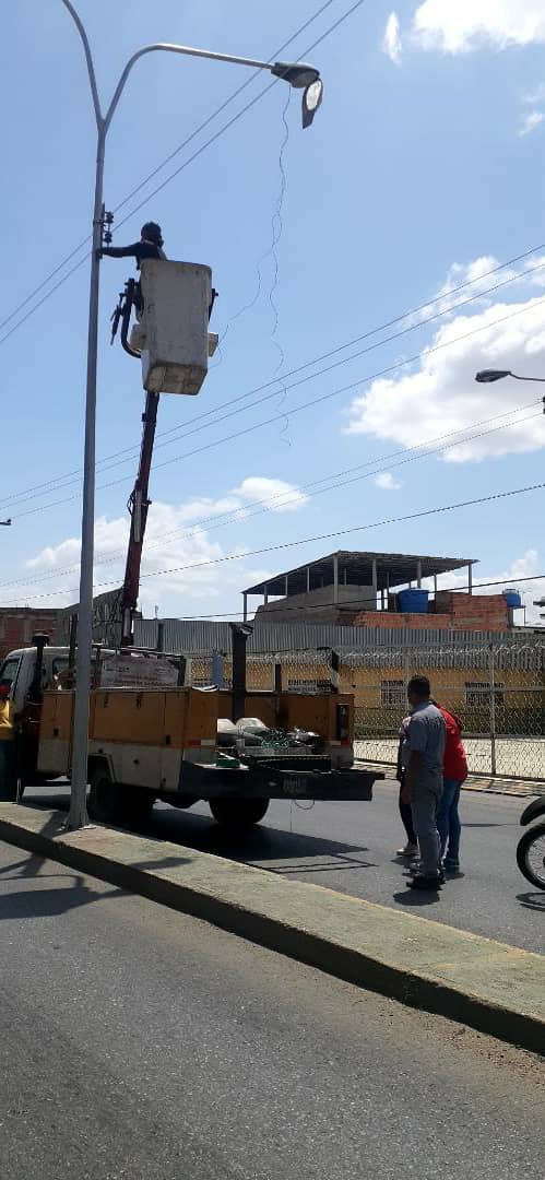 Zamora_PSUV_'s tweet photo. #23Febr supervisamos los trabajos de rehabilitación del alumbrado público en la Av. Alfaragua, obra realizada con ingresos propios, CFG y por supuesto de nuestro Gob @R_MarcoTorres
¡Trabajos en los servicios públicos como, derecho fundamental de la ciudad!
#CiudadesComunales https://t.co/Qqj6zmLZmb