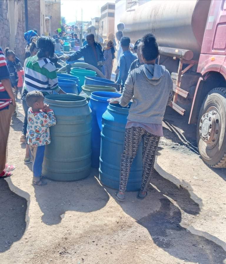 EyuyeH's tweet image. This's the capital #Asmara;an adminstration which's impotent to even provide a tap water is fully engaged in a deadly neighboring #WarOnTigray.This has been our people's life for couple of decades.#Isayas's not only ineligible, he's an enemy to #Eritrea|ns
#IsaiasAfwerkiToTheICC