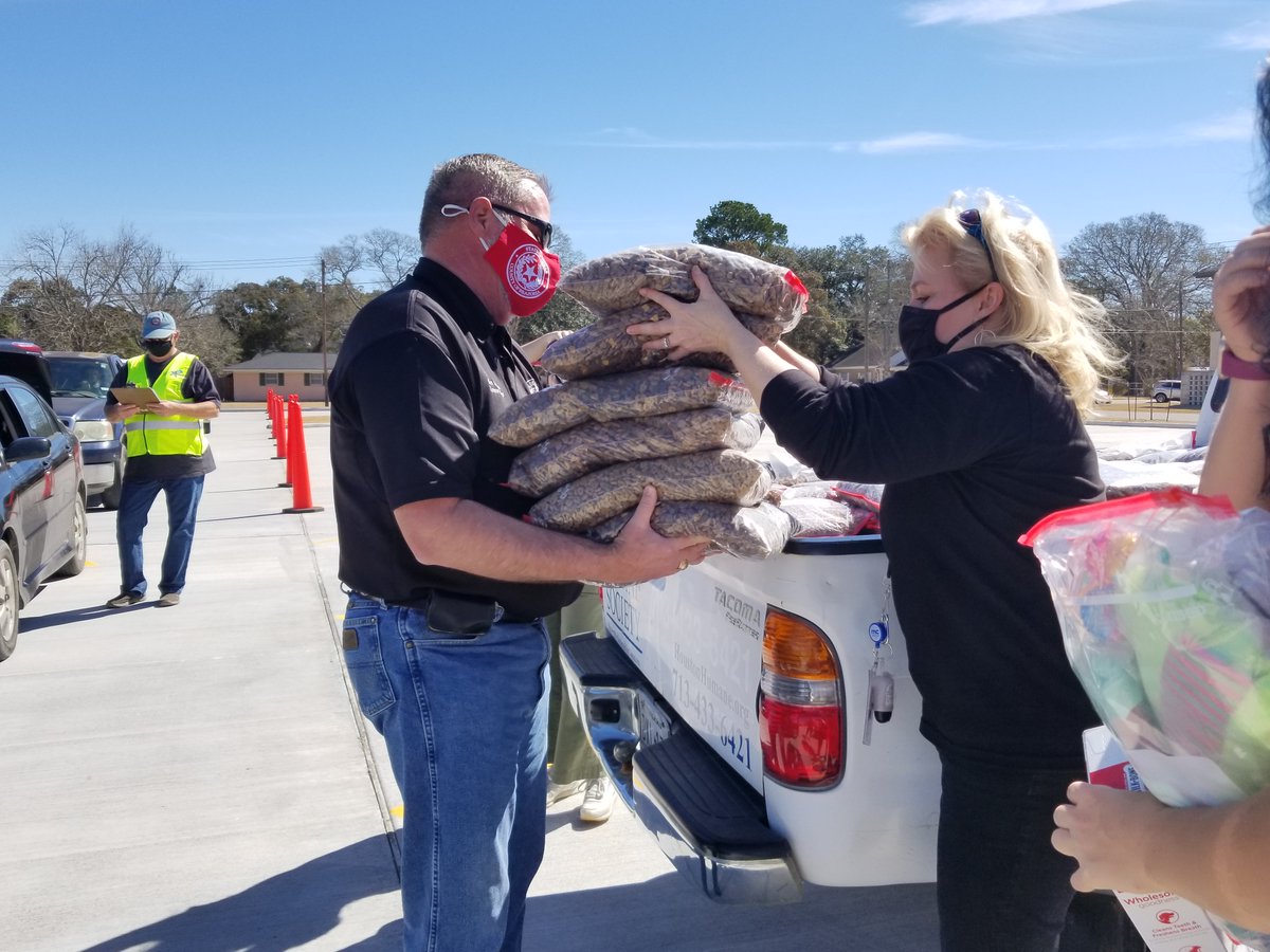 HoustonHumane's tweet photo. Today's Pet Pantry event held at @BrazoriaCounty  Courthouse in partnership with Brazoria County Judge Matt Sebesta served 24,000 pet meals and 350 pet supply kits to victims of the winter storm. https://t.co/sCwRxWAKWr