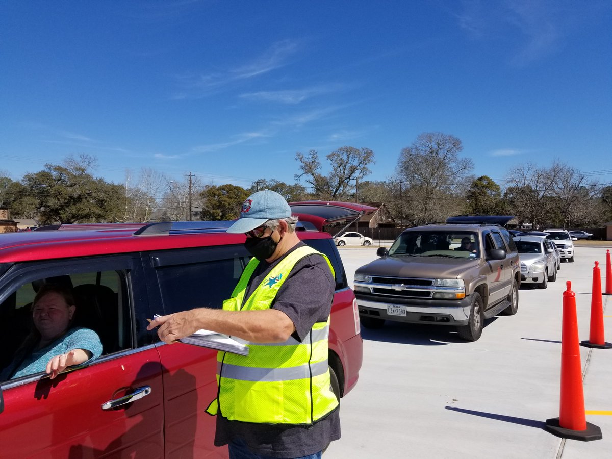 HoustonHumane's tweet photo. Today's Pet Pantry event held at @BrazoriaCounty  Courthouse in partnership with Brazoria County Judge Matt Sebesta served 24,000 pet meals and 350 pet supply kits to victims of the winter storm. https://t.co/sCwRxWAKWr