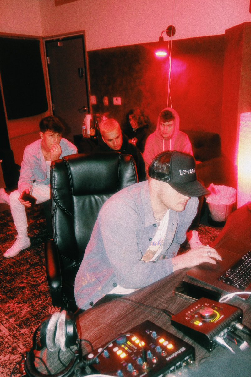 byjustjake's tweet image. life won’t slow down so why should I? 🥂🎭