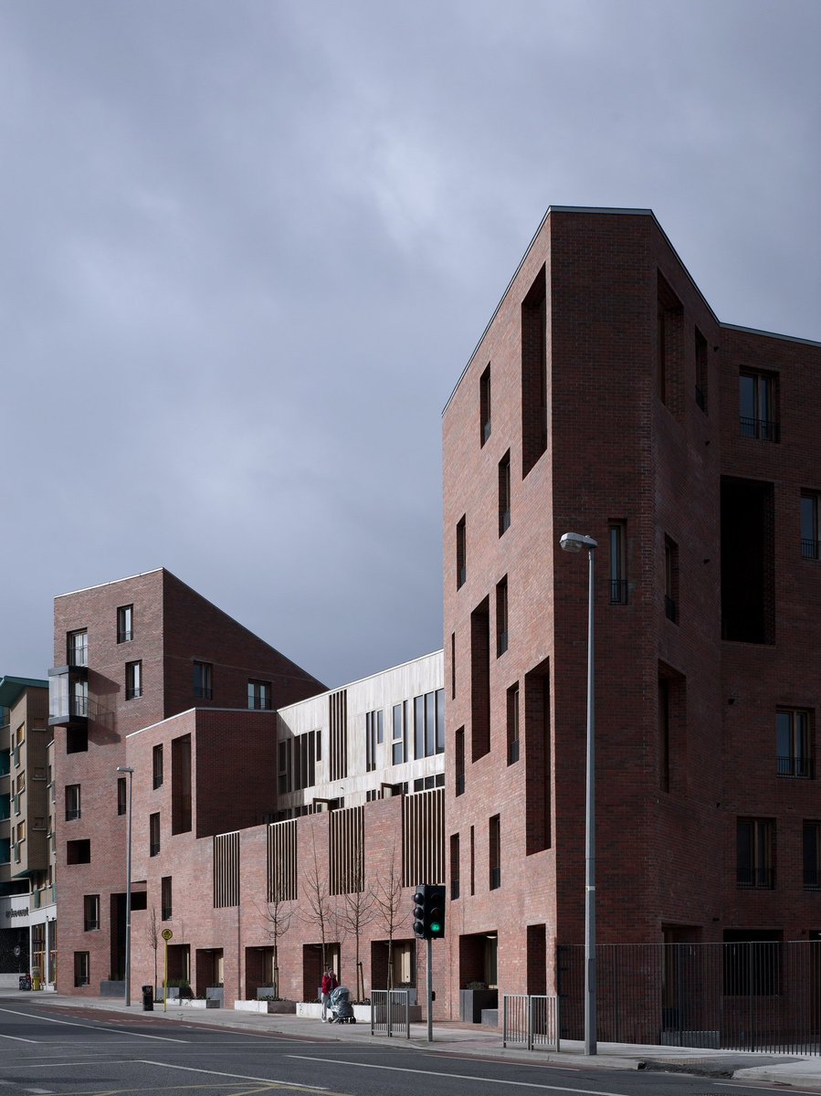 Speedmaster72's tweet image. #MiercolesEnladrillado 
Sheila O'Donnell y John Tuomey: Timberyard Social Housing (Dublín. 2009).

Viviendas de realojo junto a escuelas y otros servicios, sostenibles, y cuyo patio triangular proporciona un espacio social.
El ladrillo y la madera se hacen eco de su entorno.