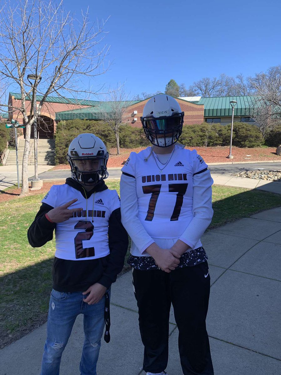 Left Tackle with his QB @ow2ns ! Finally gonna have a Jr. season! Been putting in the work and it will pay off game time. #runleft @TaylorLewan77 @Coach_Garnett7 @ghaugii7 @CoachJA_  @NEmbernate @LinemenWinGames @CoachV_USC @RealCoachCarter @CU_Recruiting  @UCF_Recruiting