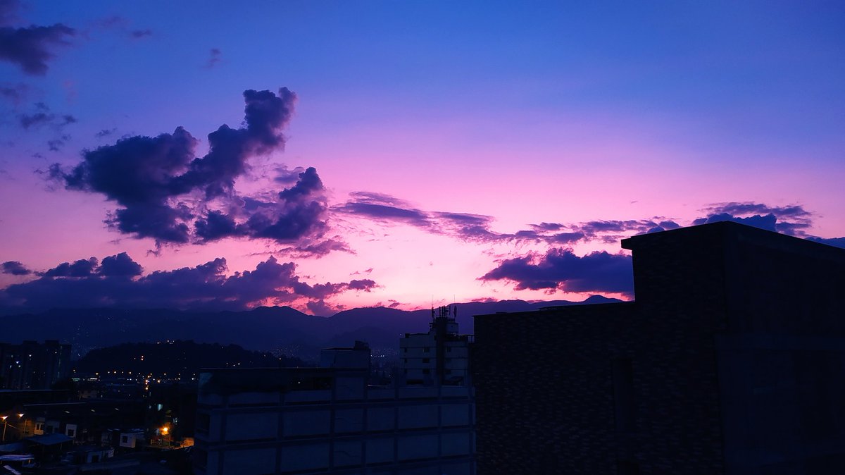 esantamaria's tweet photo. Medellin y aterdecer Hermoso 😍😍❤️❤️#atadecer #medallo #Medellín #23Feb2021 https://t.co/4VfgHlBnAV