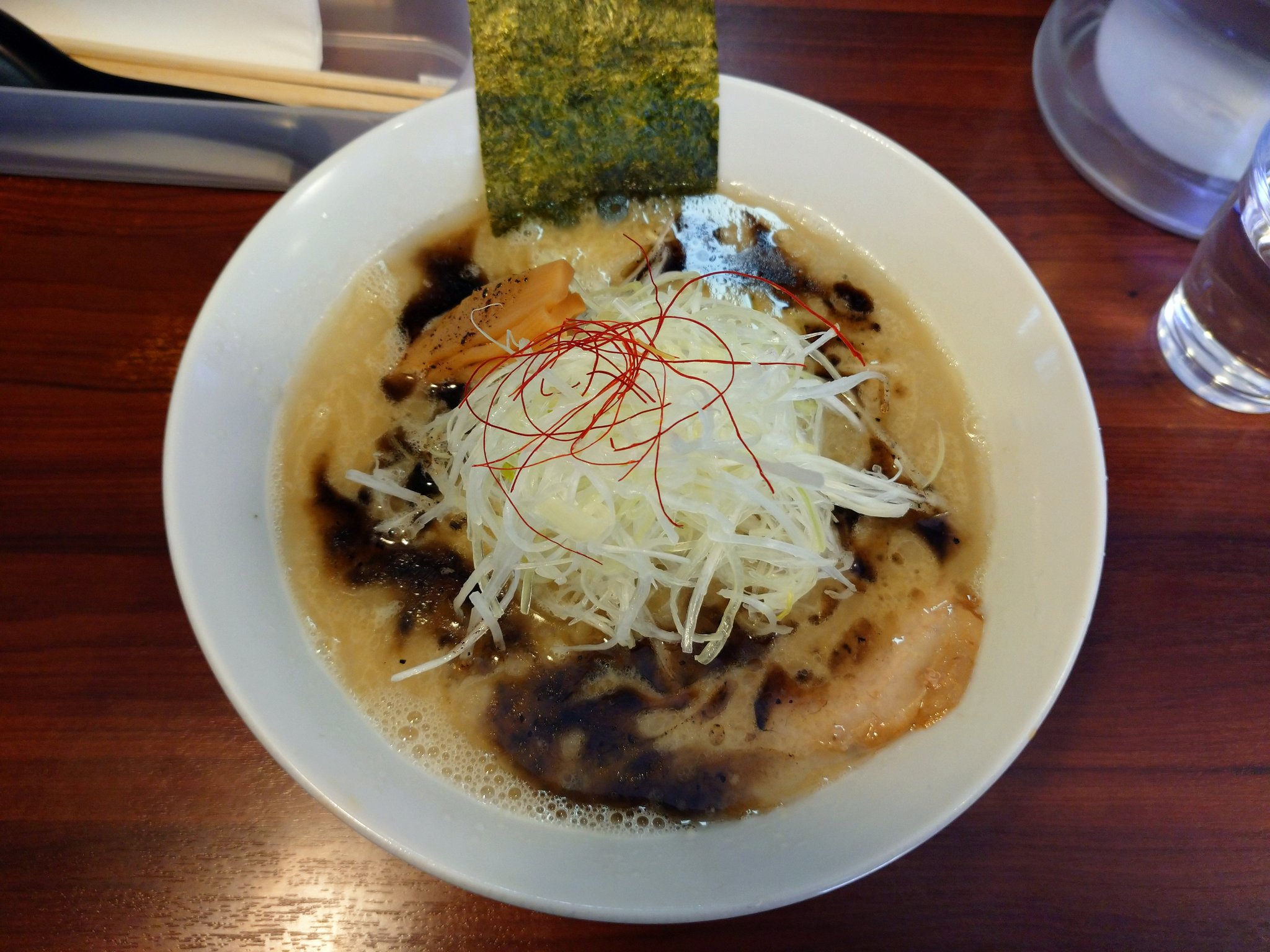 エリア 麺屋蓮花 古淵 ネギラーメン マー油 替玉 麺硬め 背脂多め 塩とんこつラーメンのお店です 優しいとんこつスープにマー油がアクセント 大橋製麺の細麺で硬さの指定も可能 大きく柔らかいチャーシューも 替玉は味変グッツ色々使って