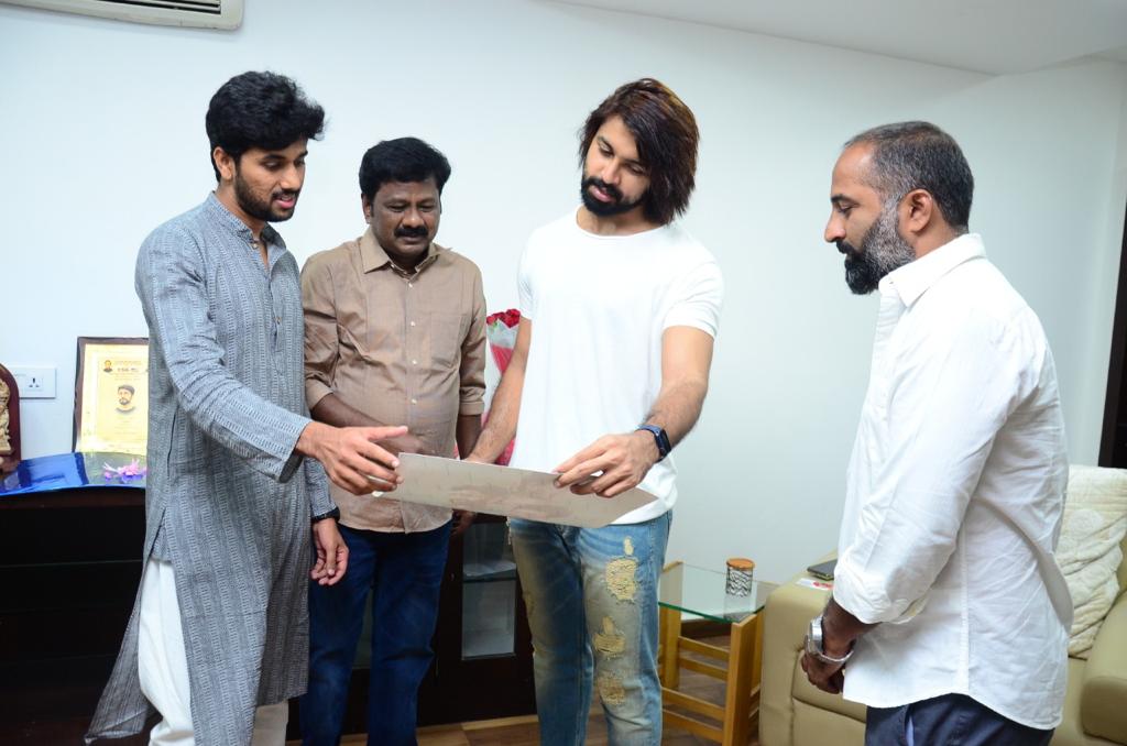 TheCinemaMania's tweet photo. Here is the First look of #AlantiSitralu 🎞️ released by Mega Alludu @IamKalyaanDhev.
🌟 @ajaykathurvar @shwettaparashar
@YashPuri04
#SupreethCKrishna
#SanthuOmkar #KarthikSaikumar #AshwathShivakumar
#RaghavendraReddy #RahulReddy #LokkuSrivarun #IandIArts
#CosmicrayProductions https://t.co/pTyrb3aCGL