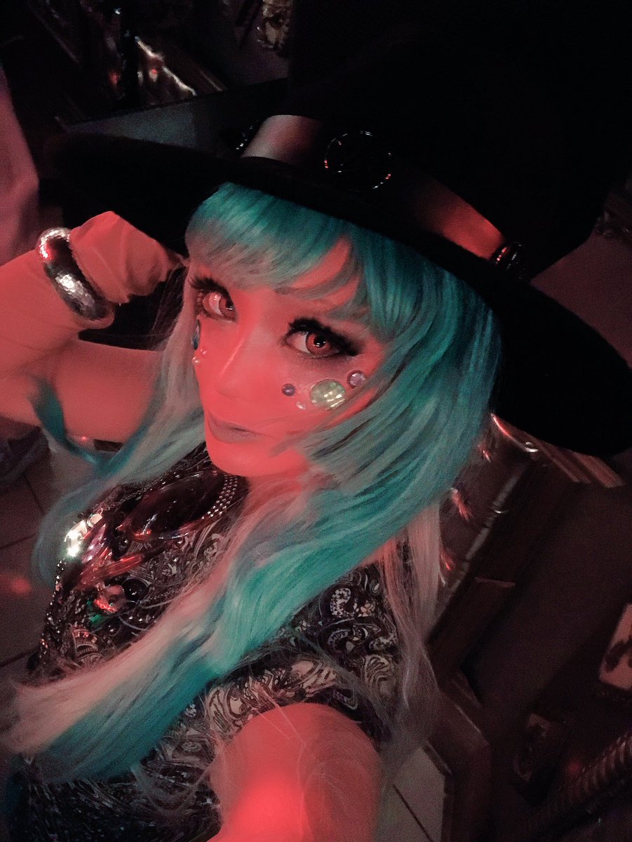 sonorama13's tweet image. 【お知らせ】@Dreamsonfire_m 試写会にお招き頂き、拝見しました♬
ダンスやジャパニーズカルチャー好きな方必見♬演者さん皆生き生きしてて素敵✨
ソノラマはフェティッシュな所にちょこっと出演させて頂いています✌️ヒソヒソしたり踊ったりしているので公開されたら探してみてね〜🧡
#異色肌ギャル