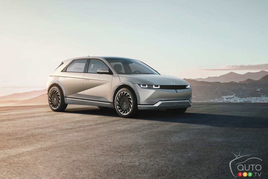 Hyundai Finally Unveils the All-Electric Ioniq 5 auto123.com/en/news/hyunda…