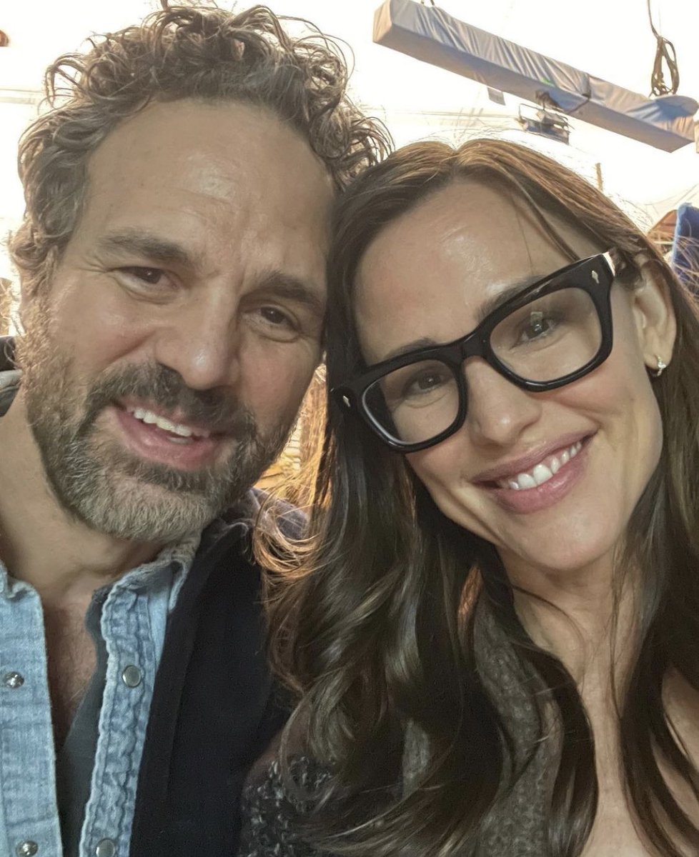 ChicksInTheOff's tweet image. “Reconnecting with an old pal. Anyone know where we can get razzles in Canada?” - Mark Ruffalo

The reunion we all needed.
