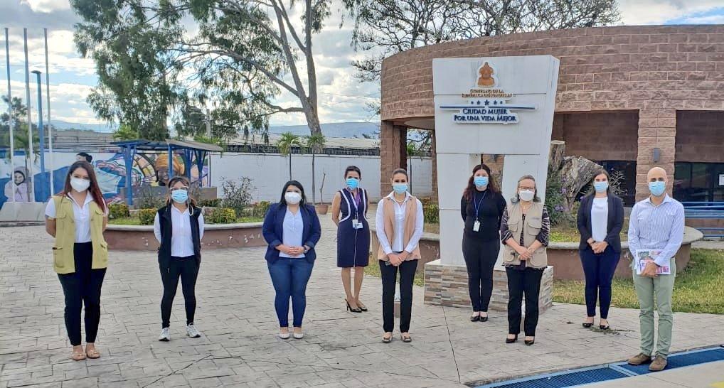 ciudadmujerhn_'s tweet photo. Hoy recibimos la visita de la farmacéutica @Roche en el Centro Ciudad Mujer Tegucigalpa, para buscar objetivos comunes y contribuir a que las mujeres de nuestro país tengan diagnósticos oportunos y tratamientos adecuados, para marcar una diferencia en salvar sus vidas. https://t.co/MyQnAPQ2EZ