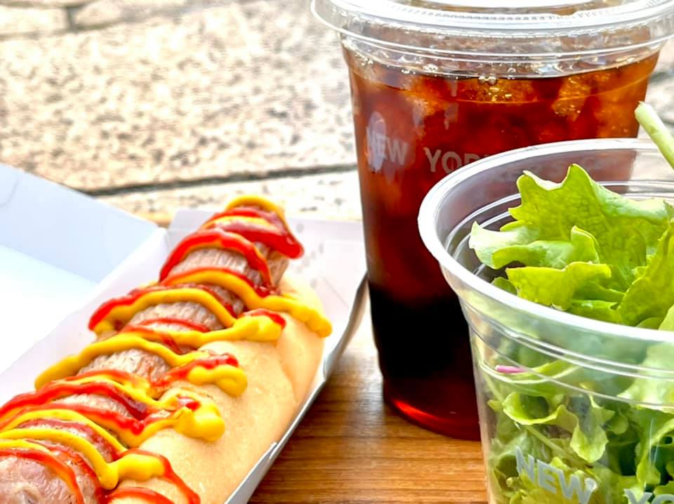 New Yorker S Cafe New Yorker S Cafeで人気の ホットドッグ を テイクアウト 定番の Nycドッグ がおすすめ 食べ応えバッチリのボリュームのあるジューシーな 粗挽きソーセージ が自慢のシンプルなホットドックです 単品はもちろん ホット