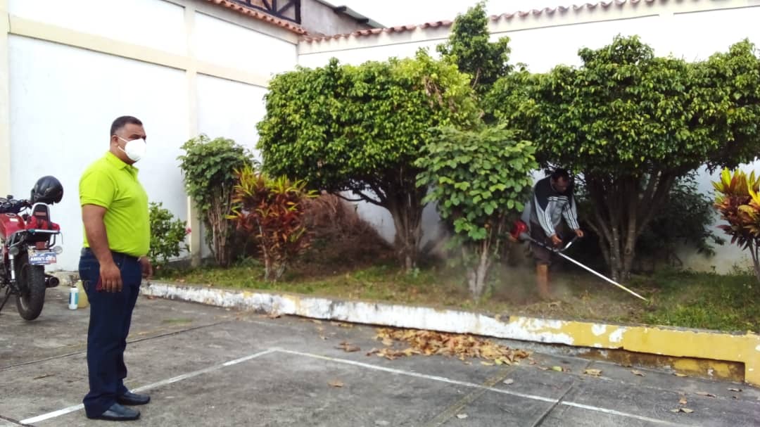 ColonIpasme's tweet photo. Jornada de limpieza de las áreas verdes de la Unidad Ipasme San Juan de Colon, con la colaboración de la Milicia Bolivariana en apoyo a la solicitud del Nuevo Director de esta prestigiosa Institución Lcdo. Nelson Aparicio Torres @charlychaves @IpasmeOficial @nelsonaparicio https://t.co/JF5r6lnOU4