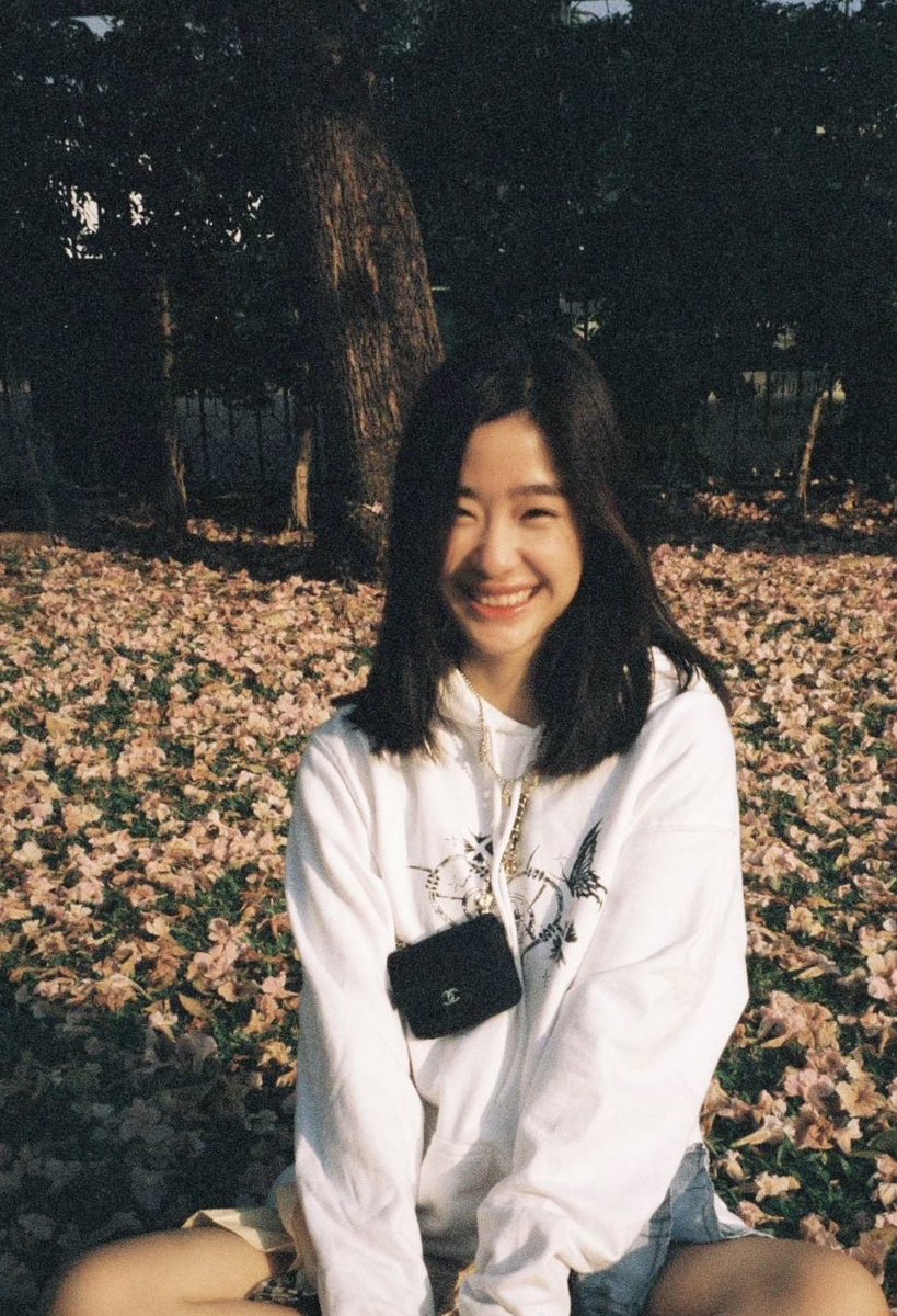 tutontawanm's tweet photo. ㅤㅤ
sudut pandang : ketika kita sedang berkencan di dekat rumah ku, lalu kamu tidak henti-hentinya memotretku. "untuk apa aku memotret yang lain kalau didepanku ada objek ciptaan Tuhan yang sangat indah" ujarmu sebelum kembali memotretku.
ㅤㅤ https://t.co/pRigqbdie0