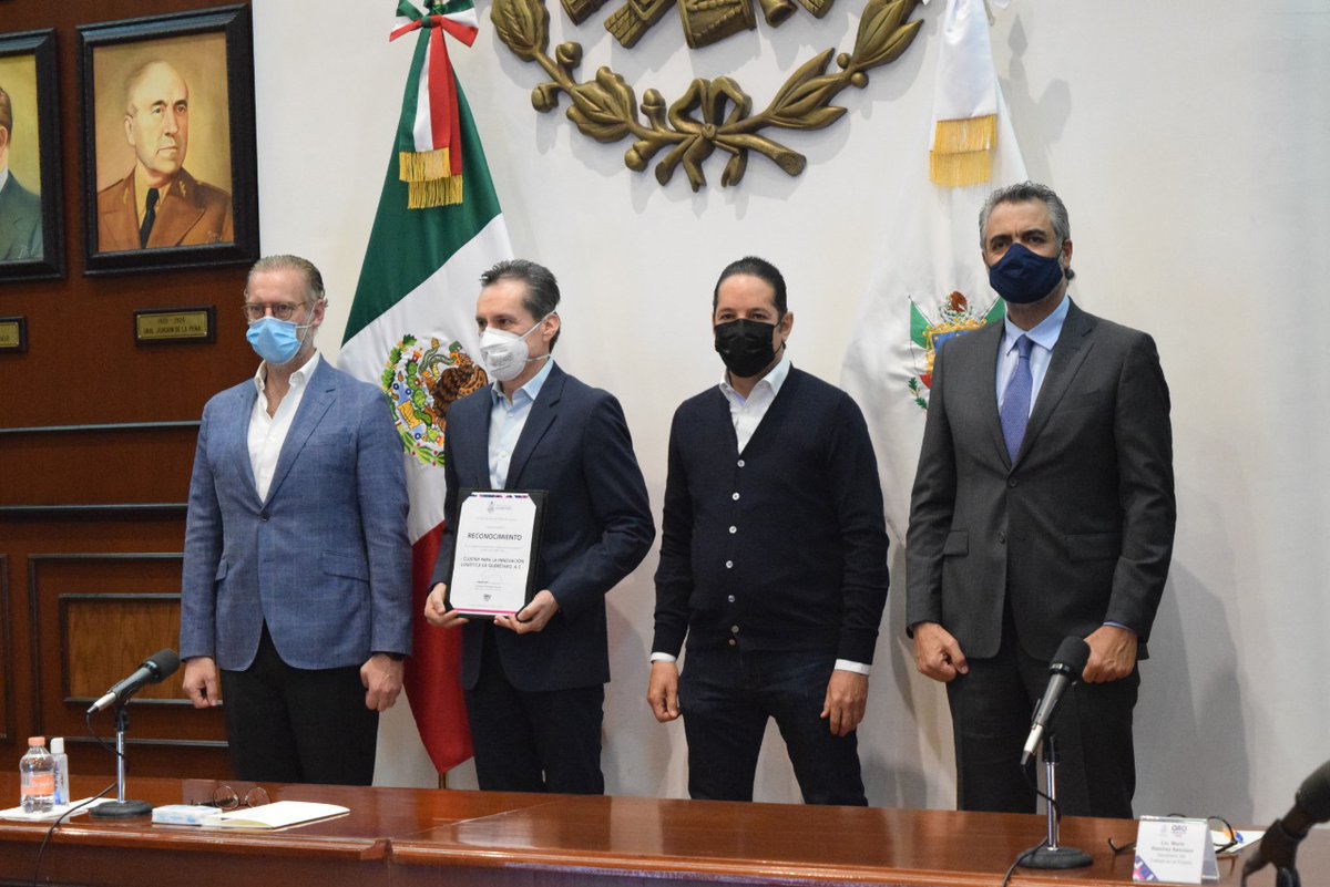 Acudí a la entrega del #SelloClusterDeQuerétaro, donde <a href="/PanchDominguez/">Pancho Domínguez</a> reconoció a @autoqrocluster, <a href="/CILQRO/">Clúster Para La Innovación Logística de Querétaro</a>, <a href="/C_plasticosQro/">Cluster De Plasticos De Queretaro</a>, <a href="/EnergiaCluster/">Clúster Energético de Querétaro</a>, <a href="/Aerocluster_Qro/">Aeroclúster de Querétaro</a>, <a href="/vortice_it/">Vortice IT Clúster</a> y #ClusterMédicoYDeSalud, quienes fortalecen la industria del estado en el marco de la #TripleHélice.