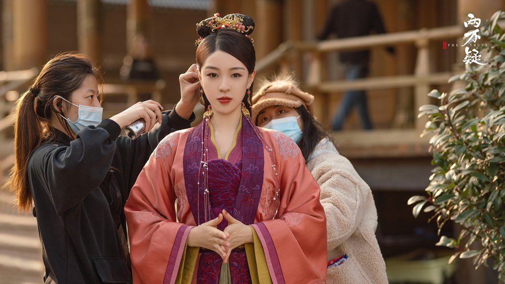 dramapotatoe's tweet photo. Historical romance webdrama #TheTrust, starring Song Yanfei, Zhang Haowei, Ma Li (马栗), Cao Junxiang, and more, releases new behind the scenes pics as they wrap filming 

#两不疑 https://t.co/mWXMQGKr5P