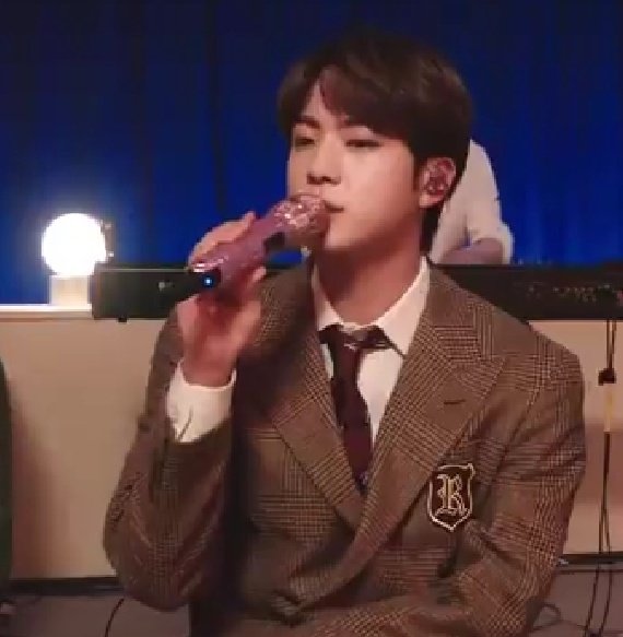 Indhu_mathi_'s tweet photo. Jin oppa with pink mic is everything ๐ฅฐ๐๐๐๐๐
#BTSonMTVUnplugged
#BTSonMTV
#pinkmic #JIN https://t.co/BJAAwkLP5a