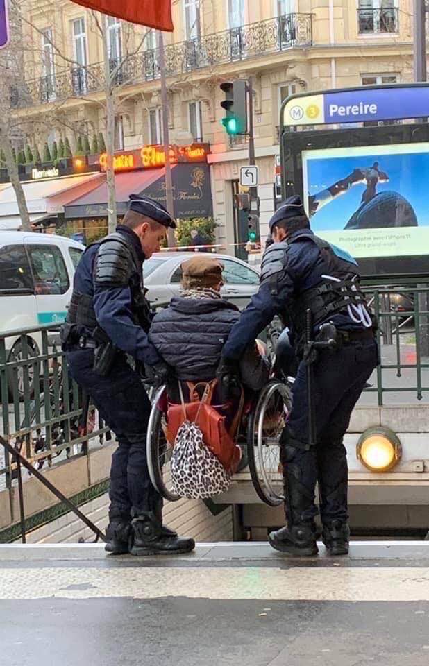 CercleHanditec's tweet image. #Accessibilité #MétroParis : une image parlante.