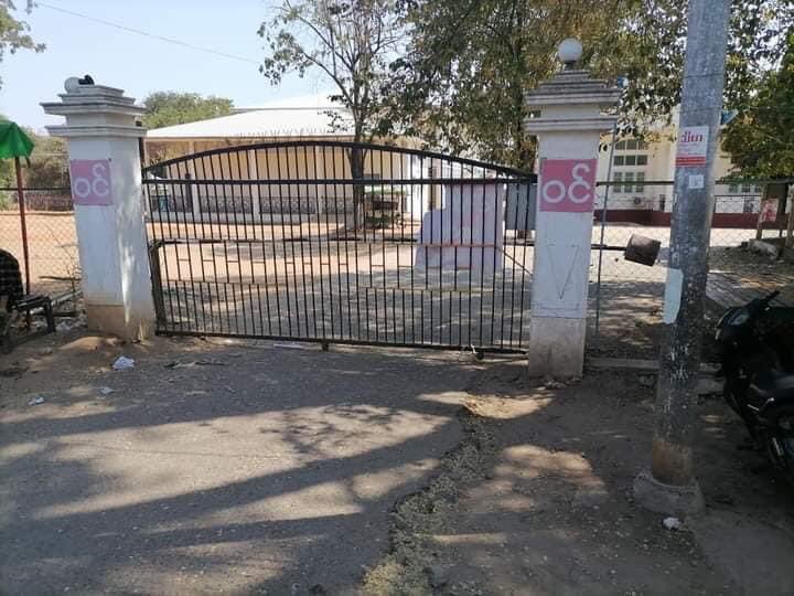 မိတၳီလာျပည္သူ႔ေဆး႐ုံ   22-2-2021CDMလွုပ္ရွားမွု
မိတၳီလာၿမိဳ့ျပည္သူ႔ေဆး႐ုံႀကီးယေန႔အခ်ိန္ထိဖြင့္လွစ္ျခင္းမရွိေသးပါပဲထိုအတြင္းတြင္ဝန္ထမ္းအမ်ားစုေနထိုင္ေနၿပီး ဆႏၵျပCDMလွုပ္ရွားမွု့ကို
ဝန္ထမ္းအိမ္ယာမွလိုက္လံလုပ္ေဆာင္ေနၿပီးျပည္သူကိုကယ္ဆယ္မွုမရွိေသးပါေၾကာင္းသတင္းရရွိပါသည္