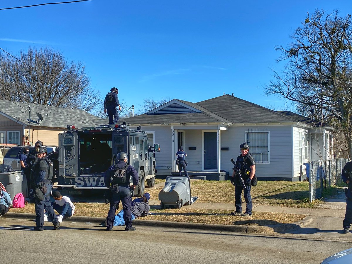 TacticalDPD's tweet image. Disrupting the criminal enterprise in Dallas. SWAT &amp;amp; Narcotics shut down another drug selling location today. #dallasswat #keepingdallassafe @DPDChiefGarcia