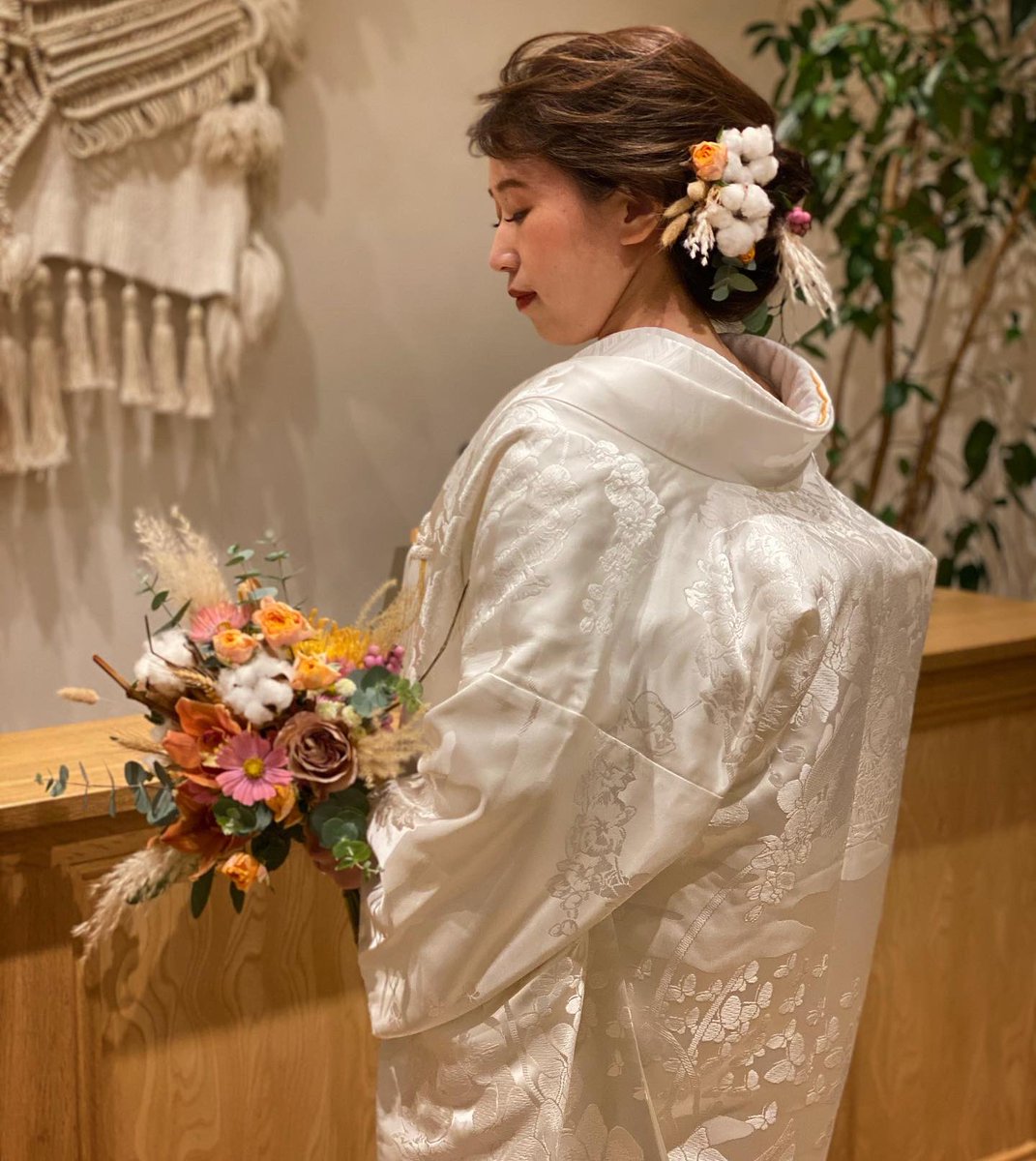 Chihiro お色直しの白無垢には ブーケと合わせた生花のヘッドパーツを コットンフラワーがkeyakiの会場の雰囲気にもマッチしてて素敵 和装に 前髪をふんわりあげてリップには締め色を入れるととても映えます Hairmakechihiro 手話で話せるhairmake
