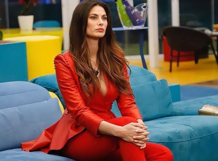 JEstadao's tweet photo. Tantos países no mundo os caras querem comprar briga logo com os brasileiros kkkkkkkkkk
#BBB21   
Karol https://t.co/1nCLwl6rl1