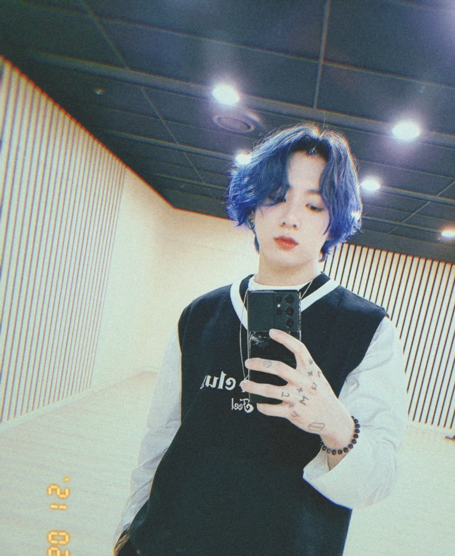Marie_jeonKL's tweet photo. El COLOR QUE SEA LE QUEDA ! HERMOSOOOOO!
Mi REY!
#JUNGKOOK
#JK
#JkBlue https://t.co/jEsLtb5l9Z