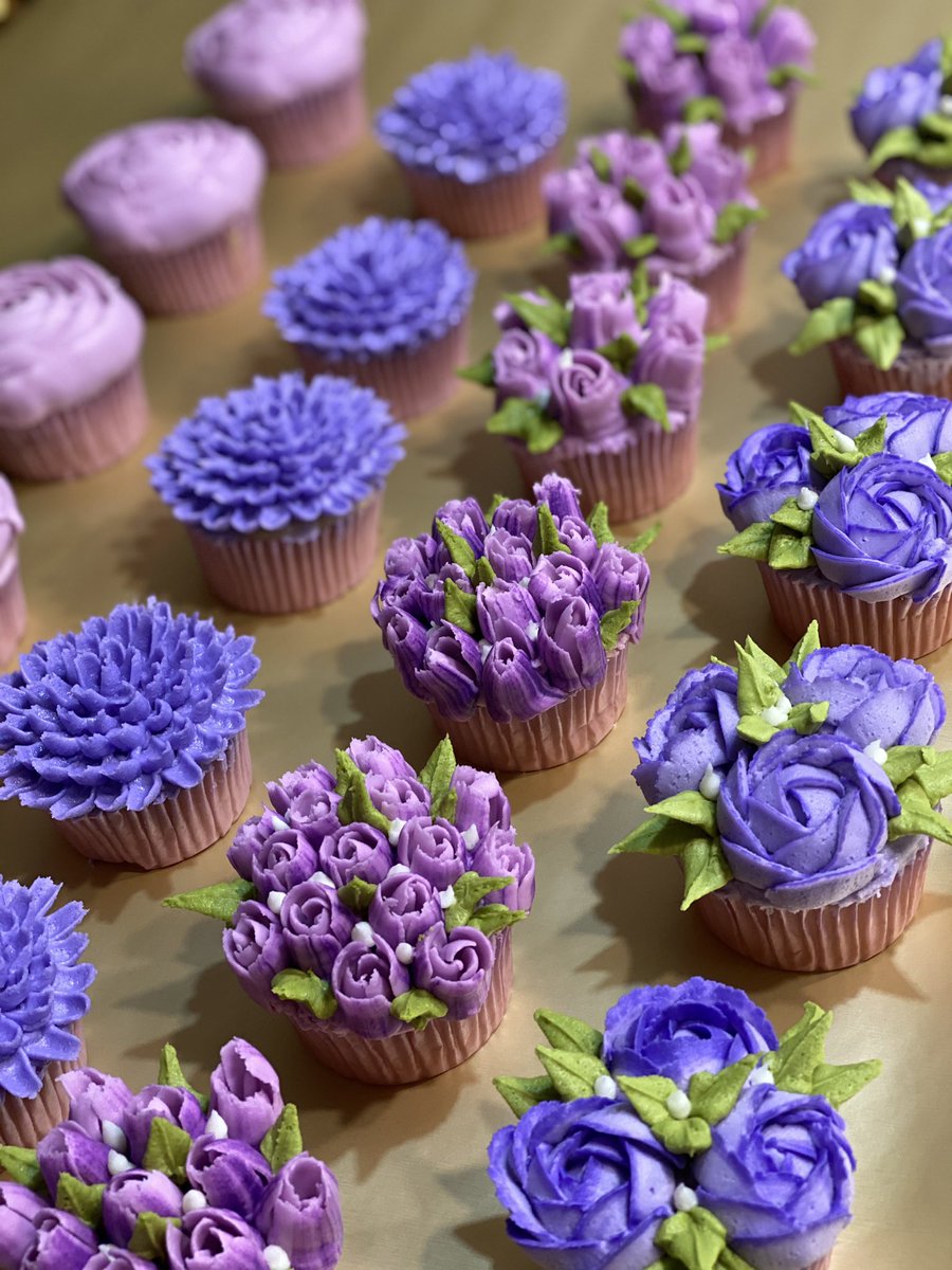 IrisJeune's tweet photo. Purple vibes 
#bouqcakes #cakehearts #cakepops #flowercupcakes #cupcakebouquet https://t.co/akO53u5BCM