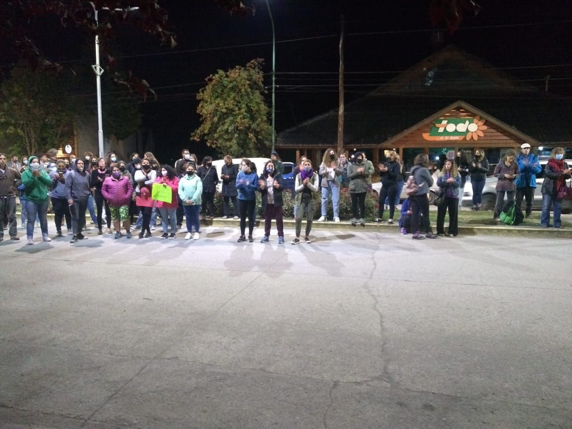 FEMICIDIO EN PLENO CENTRO DE VILLA LA ANGOSTURA 
una chica fue asesinada a la vista de todos por su ex. La apuñalo en plena avenida Arrayanes. 
La joven lo había denunciado pero nuevamente eso no alcanzo para salvarle la vida a una mujer que sufria violencia y hostigamiento.