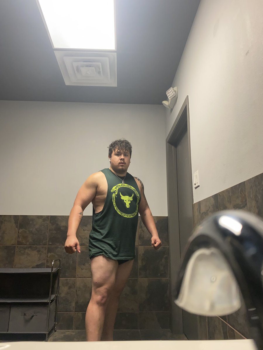 indyrenaud's tweet photo. Let’s go leg day...
#legs #gym #GAINZ https://t.co/DIladdAWut