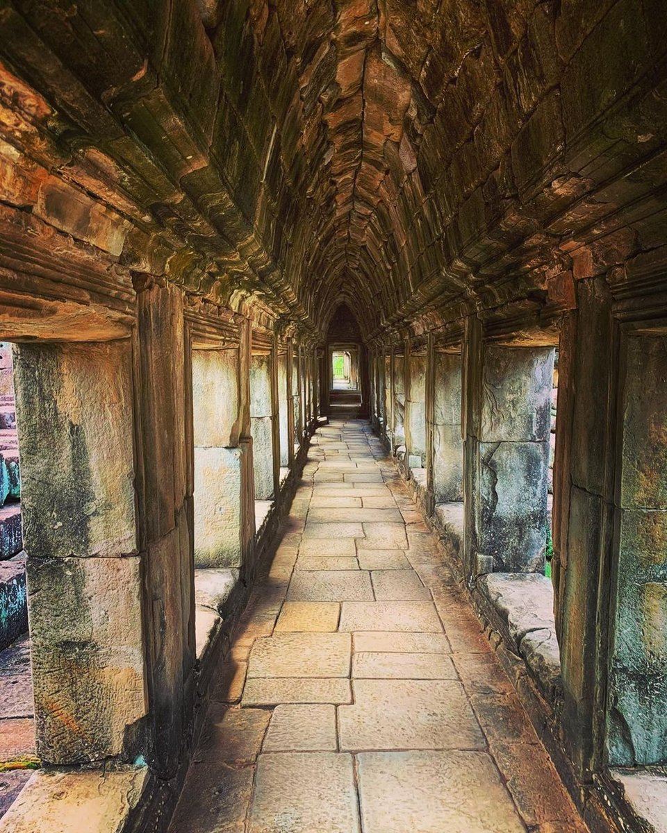 Ta Prohm temple, known for its 'big tree' and part of the 'big three' - the three must visit temples in Angkor Archaeological Park: Angkor Wat, Bayon, Ta Prohm. ☺️ Which are your favorite temples?
.
📸 Photo by <a href="/lilie/">۟</a>.pad (IG)
🌏 siemreap.net/visit/angkor/t…