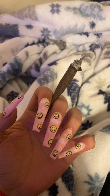 Be happy bitch ? https://t.co/2uKcLrHTFh