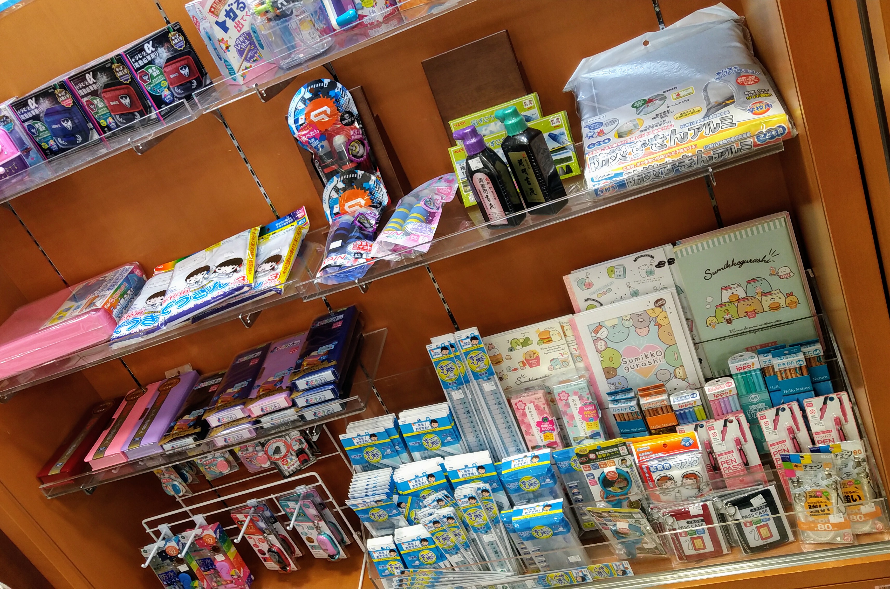 紀伊國屋書店さいたま新都心店 文具 少し早めですが ただいま書籍レジカウンター横にて 新入学 文房具フェア 開催中です 大人気 すみっこぐらし文具や実用的なものまで 文房具売り場内にも種類がございますので ぜひご覧くださいませ