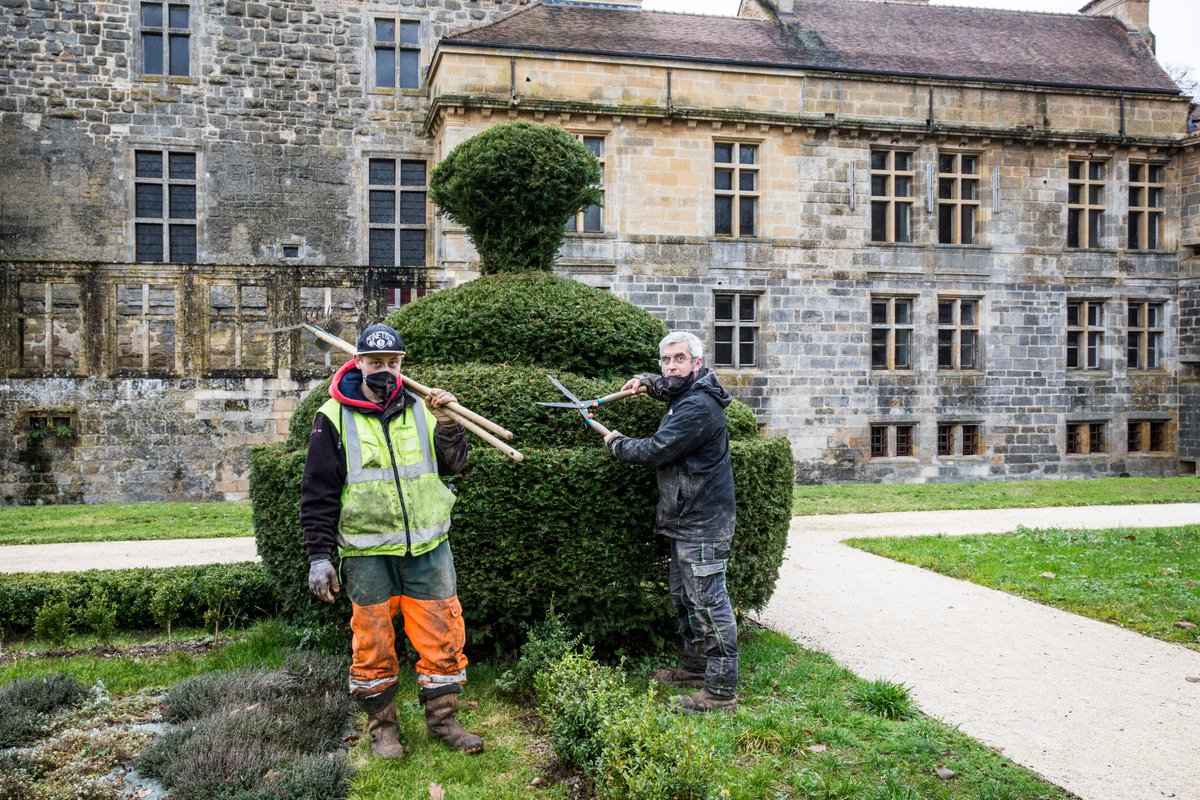 Emmanuel, 33 ans, membre de l'équipe "Aménagement paysager et Recréation de jardin", s’occupe du parc du Château du Pailly. Gilles, son encadrant, souligne l'opportunité de pouvoir travailler dans un cadre exceptionnel, historique et naturel.📸#HistoireDeLiens © <a href="/CorinneRozotte/">Corinne Rozotte</a>
