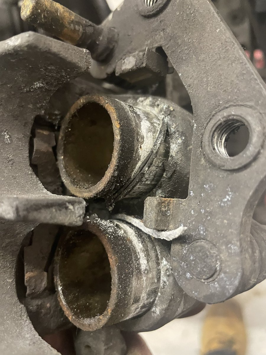 BodsCustom's tweet image. One of the negatives of riding all year round. Salt and grit corrode you brake calipers. Caught this one in time. #allyearrider #corrosion
