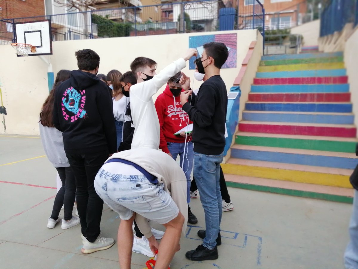 escolasadako's tweet photo. Avui els alumnes #ESO4SDK @escolasadako se les han enginyat per mesurar l'alçada de l'edifici de l'escola. No hi havia ombres solars, així que no els servia el T.Tales de #ESO2SDK . Per sort enguany estan estudiant  #trigonometria ... https://t.co/xL5i1xdXdM