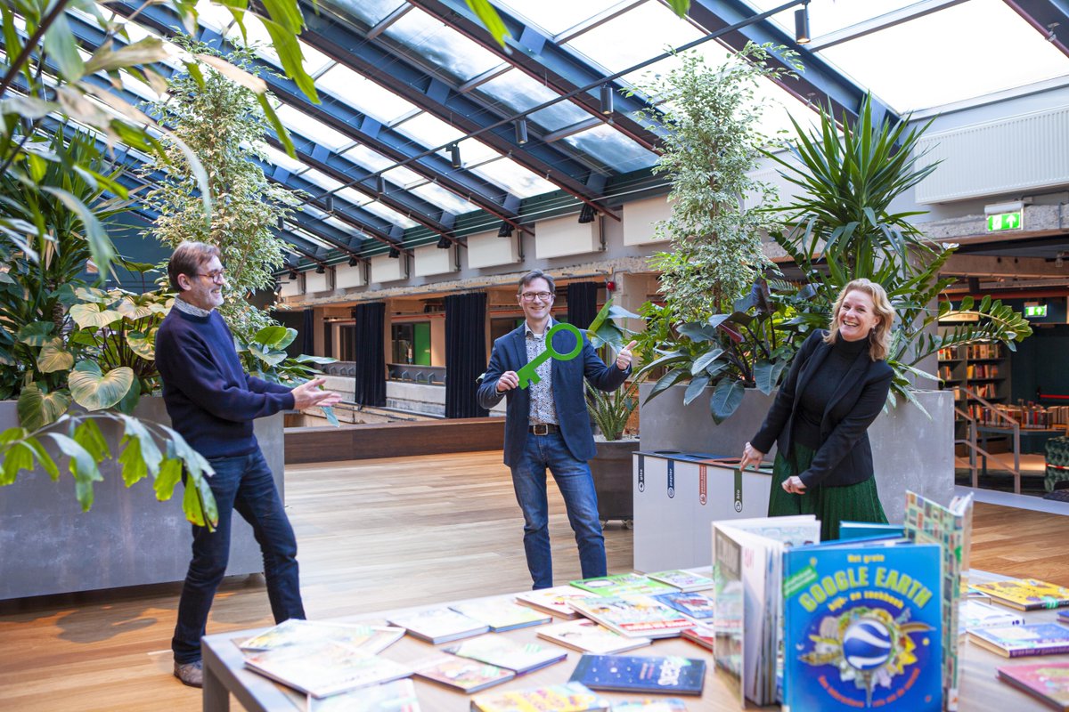 Locaties OPEN en DOK Voorhof markeren eerste duurzame mijlpaal: het behalen van een Green Key certificaat! 🌿🔑Wethouder Stephan Brandligt feliciteerde Huub 't Hoen (@VAKDelft) en Margot Nicolaes (DOK). bit.ly/3tYWsS3 <a href="/GemeenteDelft/">Gemeente Delft</a> @greenkeyNL #bewustbetrokken #Delft