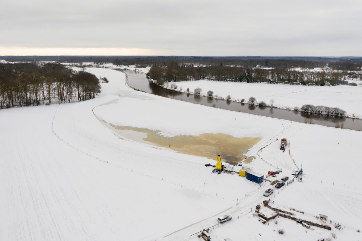 WDODelta's tweet photo. Wat een plaatjes! βοΈ Winterweer of niet: ook in een witte wereld testen we hoe sterk de #grasmat op de #Vechtdijk is. Zolang er geen diepe vorst in de grond zit, blijven de machines draaien die golven over en tegen de #dijk bij #Dalfsen laten klotsen!π¦ #grasopzand #sterkedijken https://t.co/fsfc1xH7WQ