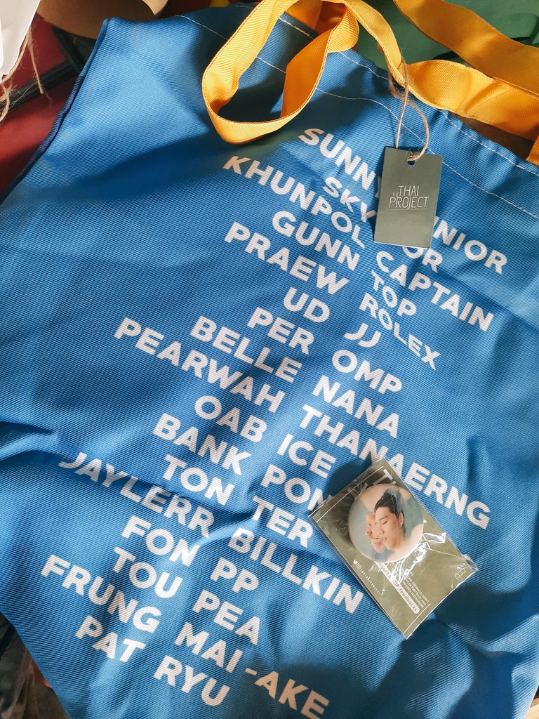 devonmmaru's tweet photo. Ang gondooooooo ๐ Thank you so muuuch, @thethaiproject for this wonderful and high-quality tote bag with a cutie freebie BKPP/ITSAY button pin!
For more amazing ITSAY and 9X9 fan merch, please visit their IG and Twitter profiles! โบ
#TheThaiProject #TTP_Feedbacks https://t.co/fvfwfyGy3K