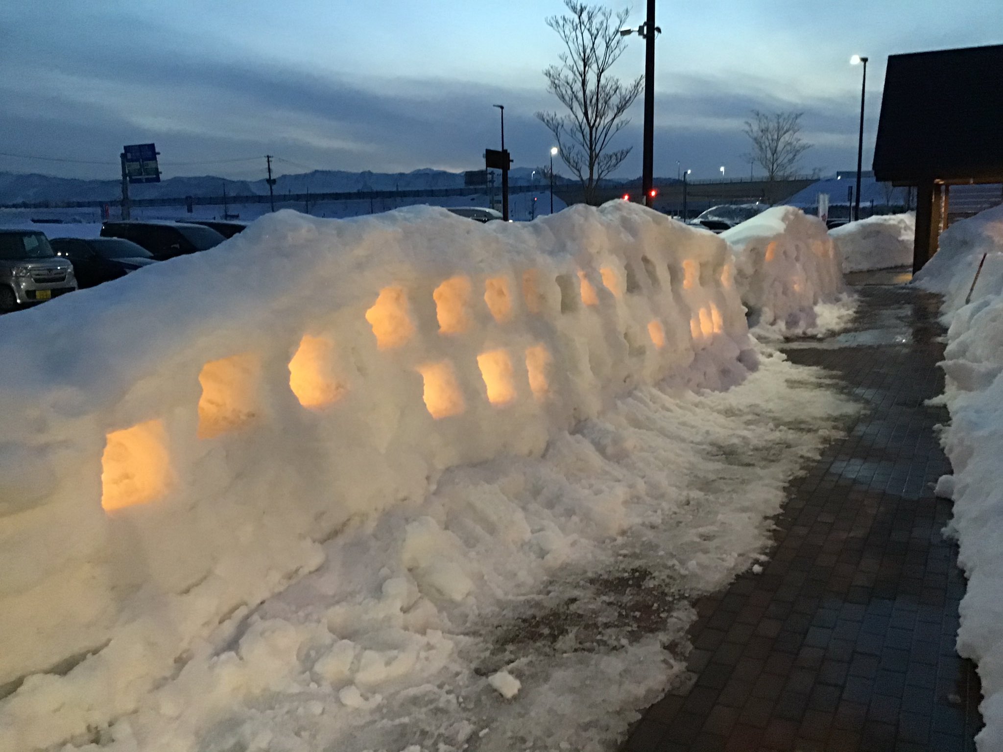 道の駅米沢 上杉の城下町 上杉雪灯籠祭りは中止となりましたが 道の駅米沢で雪ぼんぼりを作りました 皆様 是非お気軽にお越しくださいませ 道の駅米沢 雪ぼんぼり T Co Xaj6stm9hs Twitter