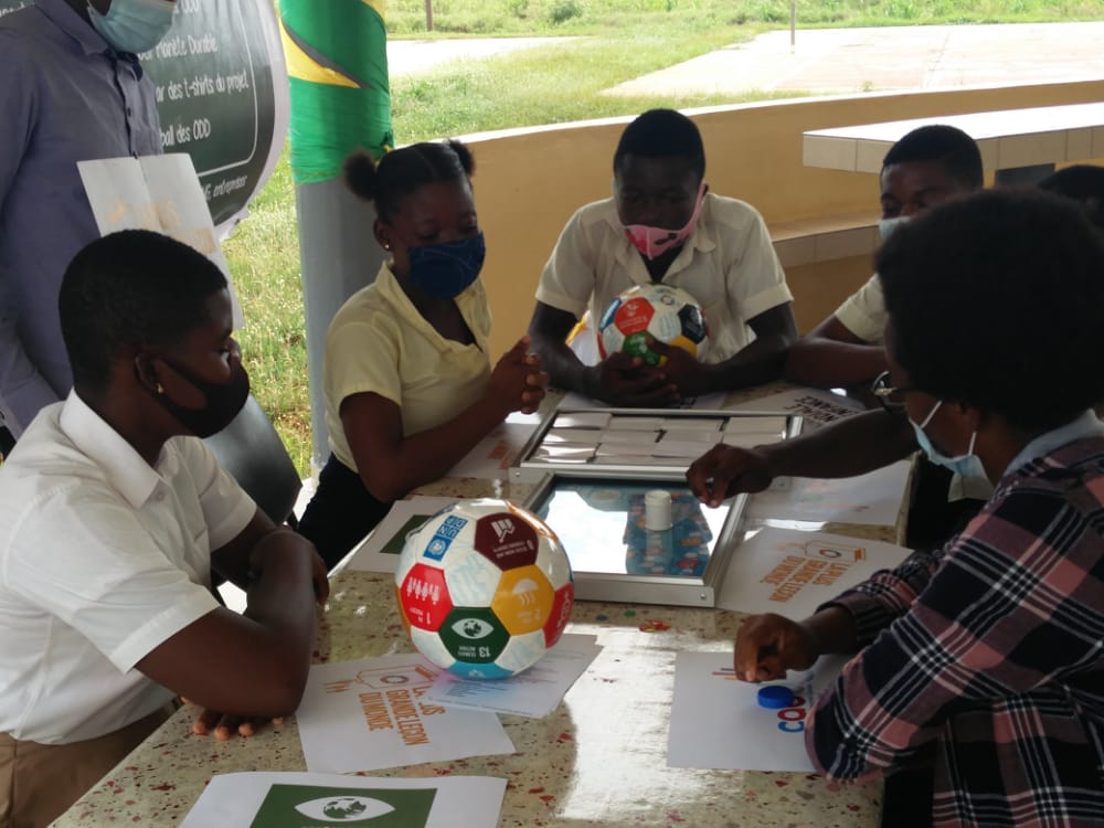 Sur une journée d'ecole, si les enfants ne rient, ils ne seront pas épanouis. Notre initiative, "Elyx va à l'école" amène l'Ambassadeur numérique des Nations-Unies avec son sourire et ses expressions comiques dans les classes. #ODD 

<a href="/ElyxYak/">ELYX (elyxyak.eth) 🤩</a> <a href="/AdelinePilon/">Aglae.eth (Adeline PLN) 🐝🤩</a> @Kioninadine <a href="/FesnaODD/">FesNA ODD</a>