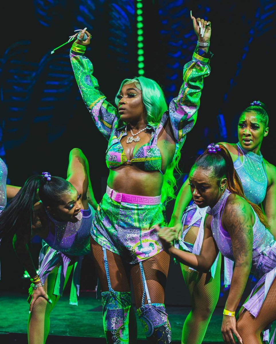 InfoEricaBanks's tweet photo. .@realericabanks durante a #LoudStream.📸 https://t.co/fDfW3lpX0W