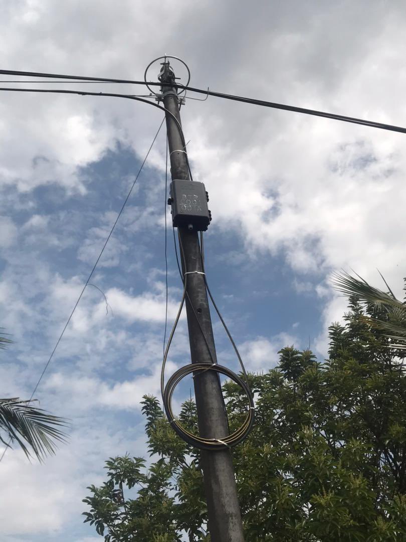 Nampak tepi jalan ada tiang baru dan cable macam ular ni (line hitam kuning), cepat2 lah sambar port unifi.Dia akan utamakan strimyx user dahulu barulah pengguna baru. Kalau port penuh pisang lahhhh..... pakai balik modem 4g korang sampai port ada kosong.