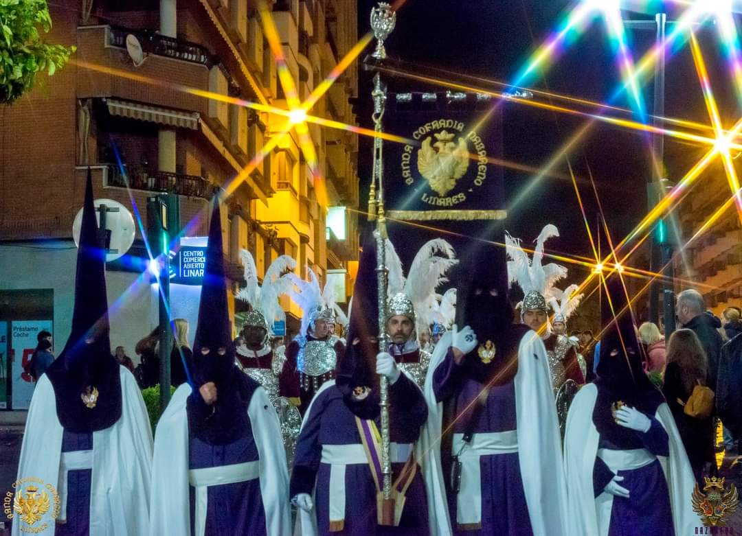 Cualquier madrugada de viernes la música que suena en Linares es cofrade. Se escucha Aída, Going Home, A Ti, Padre (...). Suena a Nazareno.
Todas las madrugadas de viernes son nazarenas.