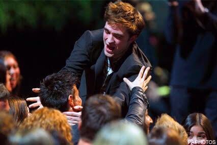 Happy birthday taylor lautner im here to remind you of that one time robert pattinson kissed u 