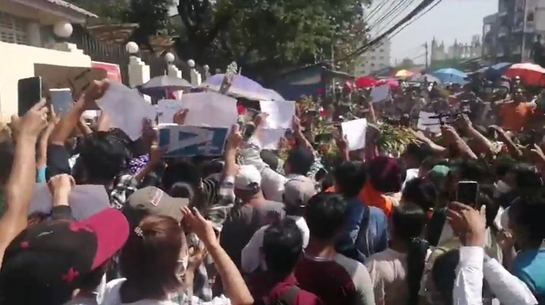 MayWongST's tweet photo. Some of the #Myanmar prisoners being pardoned by #military government on this 74th Union Day public holiday gradually released from #Yangon Insein prison. All will be watching how release of more than 23,000 prisoners will affect anti-military protests #WhatIsHappeningInMyanmar https://t.co/V6hWJDs52o
