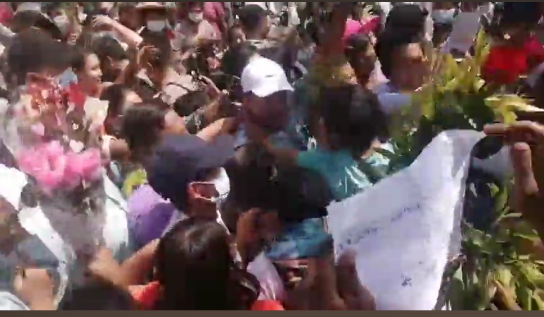 MayWongST's tweet photo. Some of the #Myanmar prisoners being pardoned by #military government on this 74th Union Day public holiday gradually released from #Yangon Insein prison. All will be watching how release of more than 23,000 prisoners will affect anti-military protests #WhatIsHappeningInMyanmar https://t.co/V6hWJDs52o