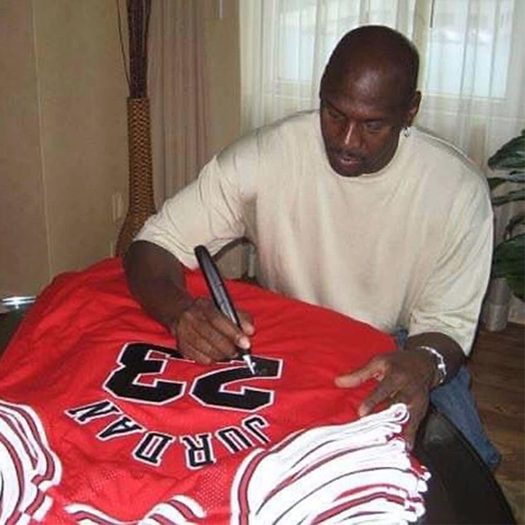 hofaph's tweet photo. Sign me up!
#NBA
#MichaelJordan
#BeHOFA https://t.co/1EQGbbIYuK