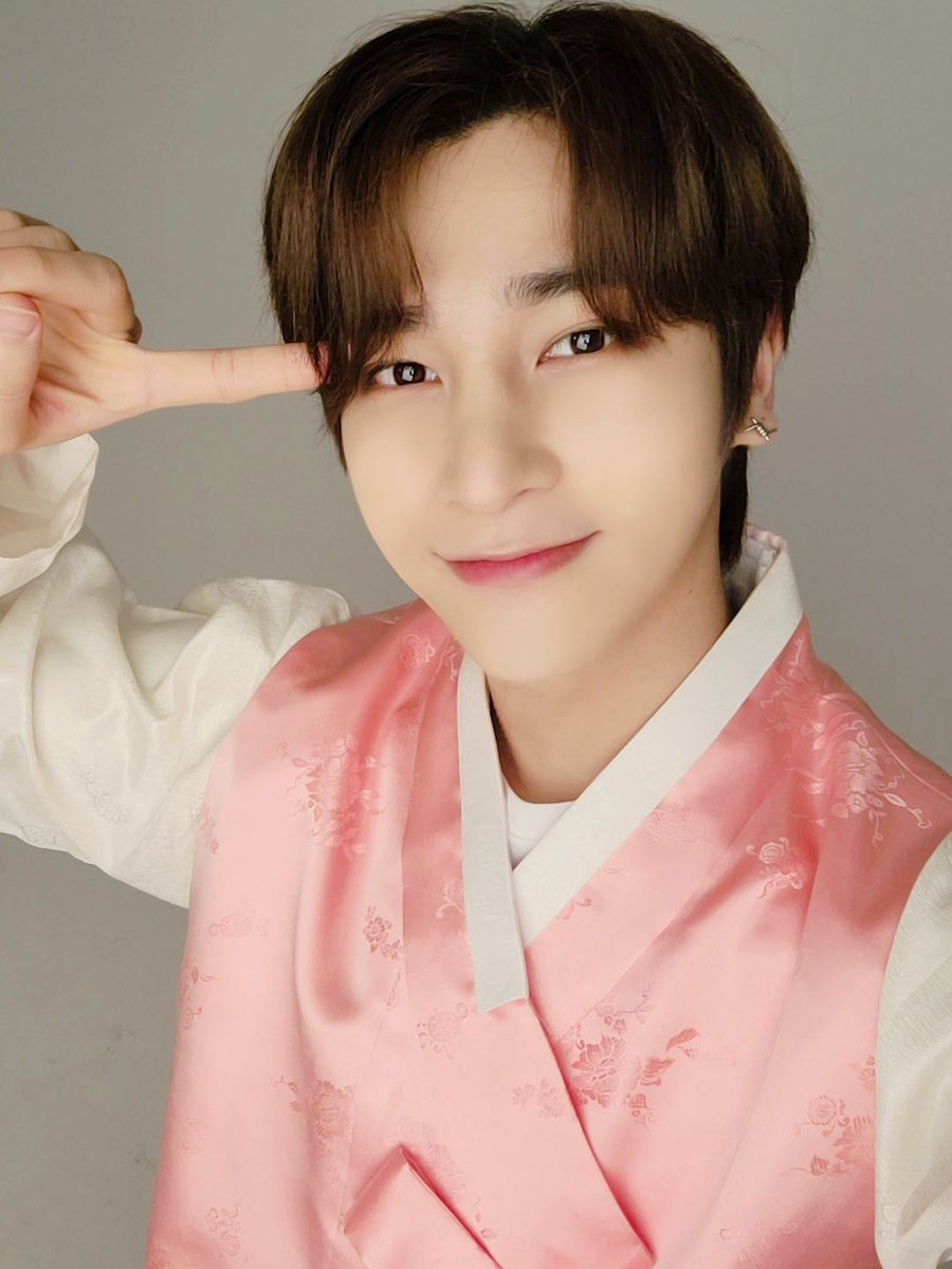 [#한결]
팬 여러분! 설날 잘 보내고 계신지요~~ㅎㅎ 저는 아주 잘 보내고 있어요 설날에는 떡국이죠! 떡국 많이 드시구요 제 사랑도 많이 드세요!! 아시겠죠? 사랑하고 많이 사랑합니다요ㅎㅎ 새해 복 많이 받으세요!
#BAE173 #비에이이173 #HANGYUL