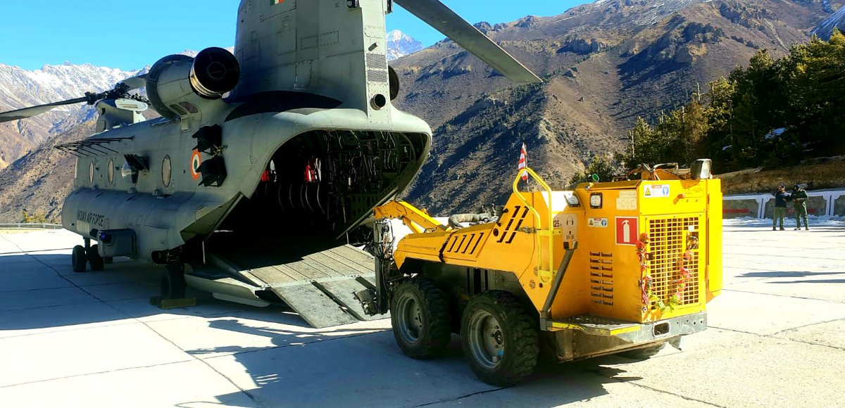 ALH and Chinooks have been utilised extensively yesterday and today to assist the ongoing ops in #Uttarakhand 
They have cumulatively transported 30 personnel and 5 tons load of Disaster Relief agencies in these two days.
Reports @IAF_MCC

#HADROps
#AmanExercise2021
